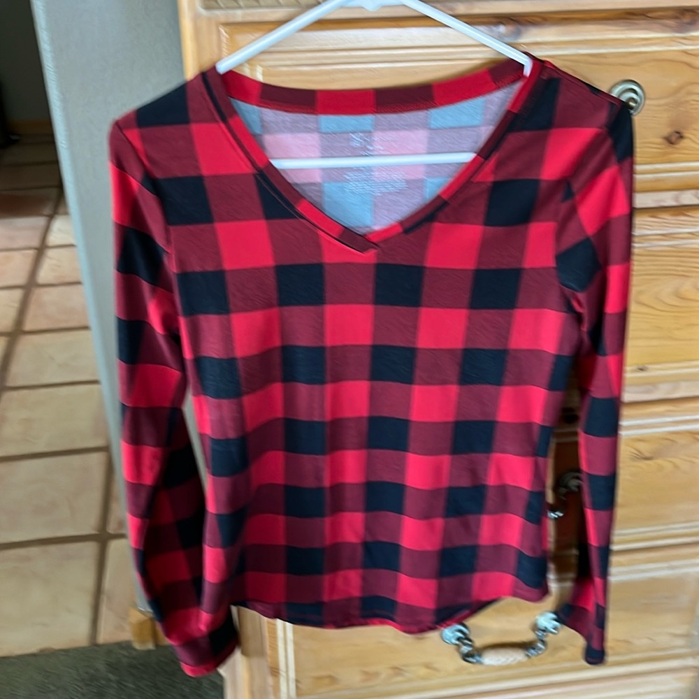 Red & Black buffalo check print top. Sz M